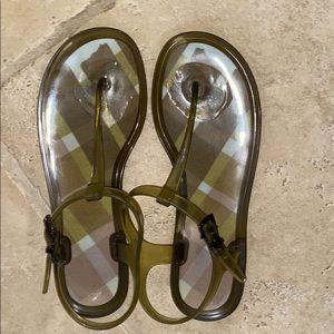 Green jelly T-strap Burberry sandals